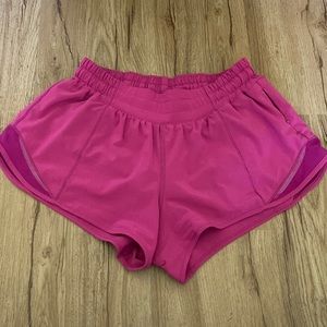 Lululemon Hotty Hot 2.5” low rise size 6 in Ripened Raspberry